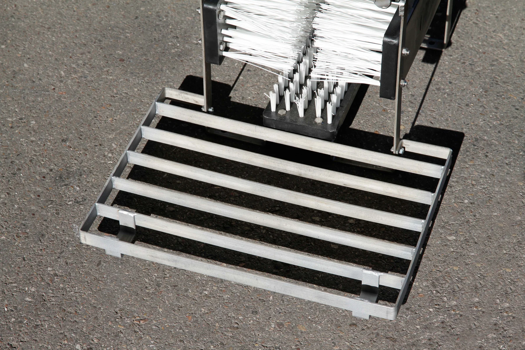 Scraper grate for coarse dirt