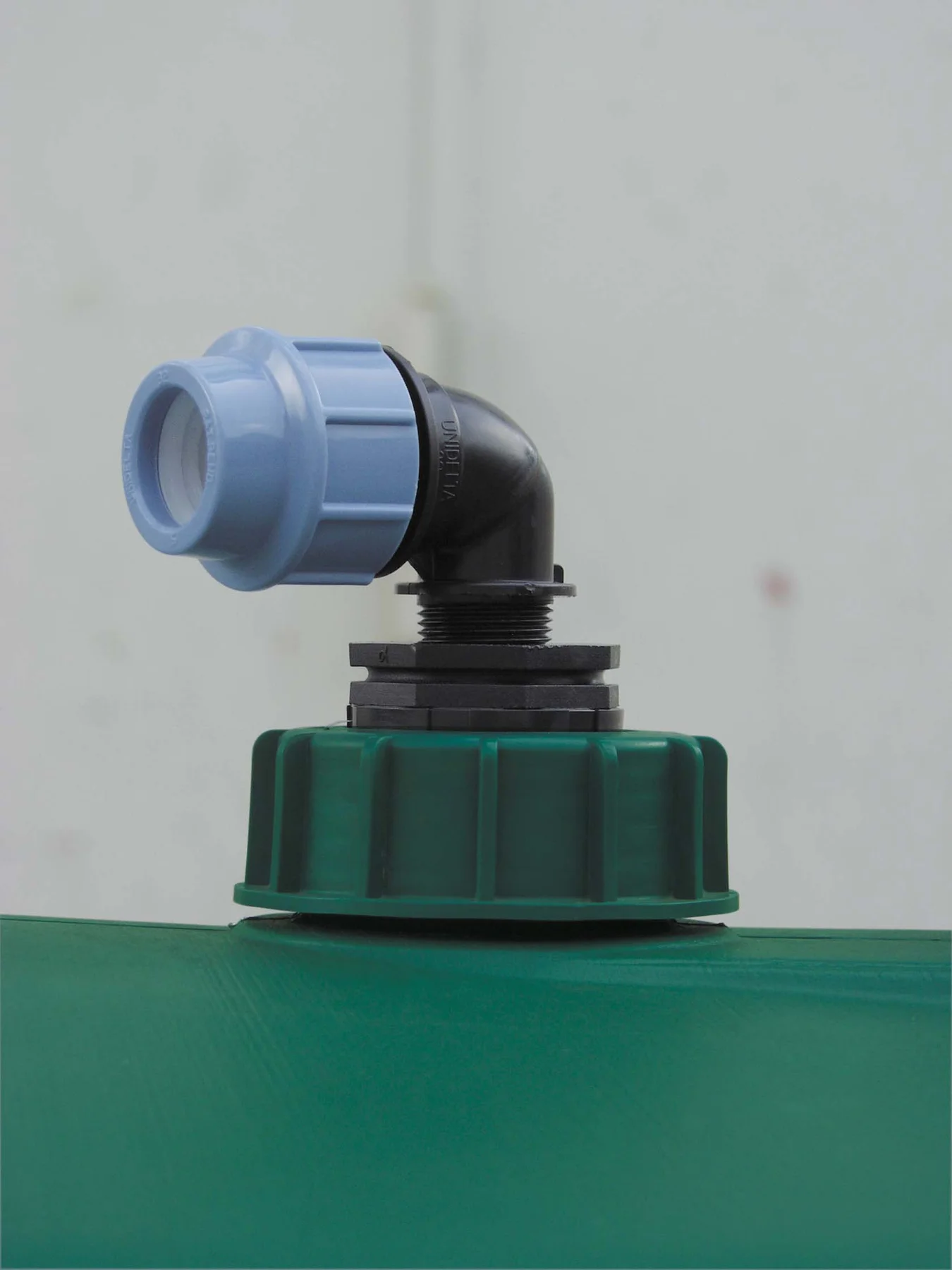 Screw connection for immersion pump