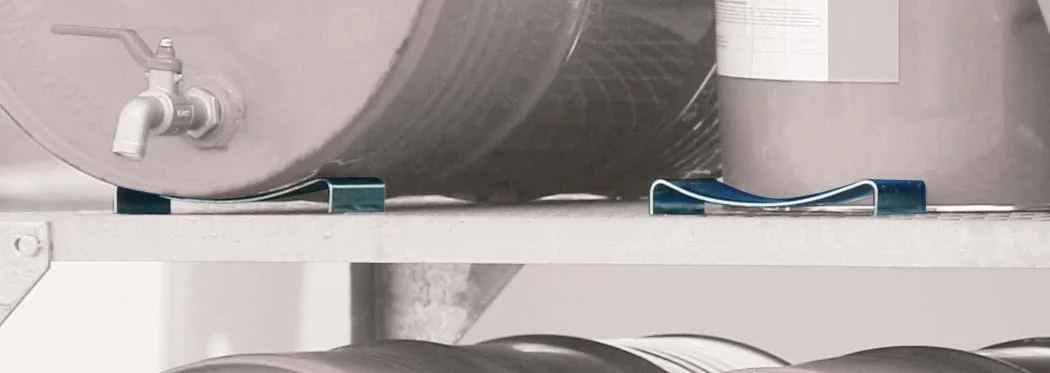 Supporti per fusti per un ripiano di stoccaggio