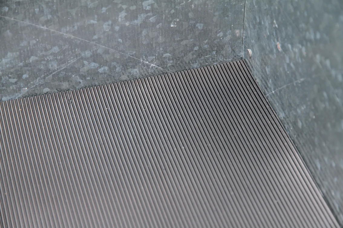 Gummimatta för metallinsats