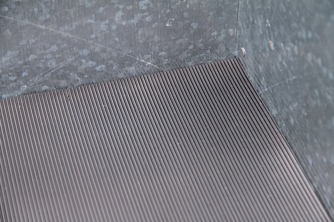 Rubber mat for metal insert